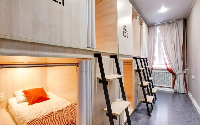 Dad&Cat Capsule Hotel
