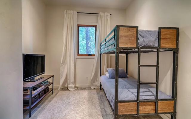 The Chic Cabin Apartment