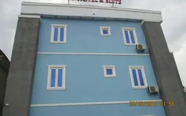 11:45 Hotel & Suites