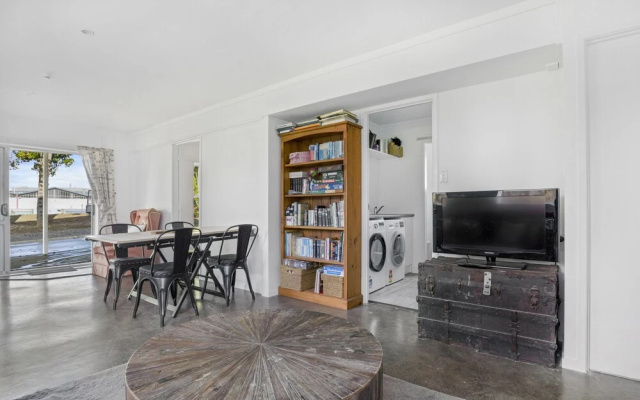 Bright 3-Bedroom Unit - WiFi & Parking