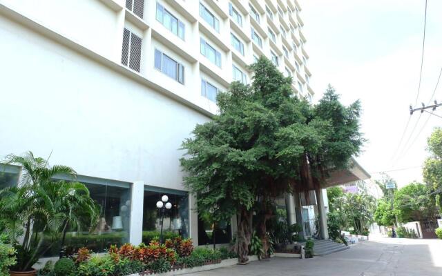 The Dynasty Hotel вид на фасад