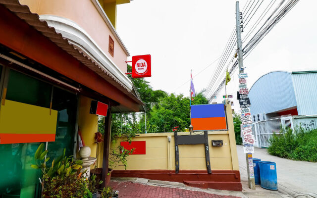 Отель NIDA Rooms Min Buri 6 Floating Market вид на фасад
