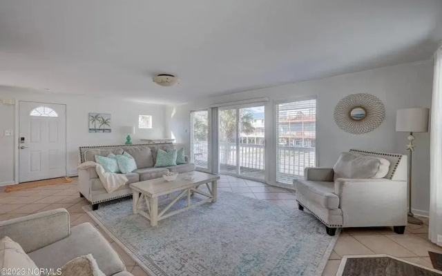 Sany Lu by Topsail Realty