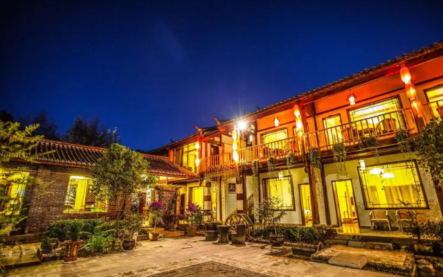 Lijiang Left Bank Holiday Inn