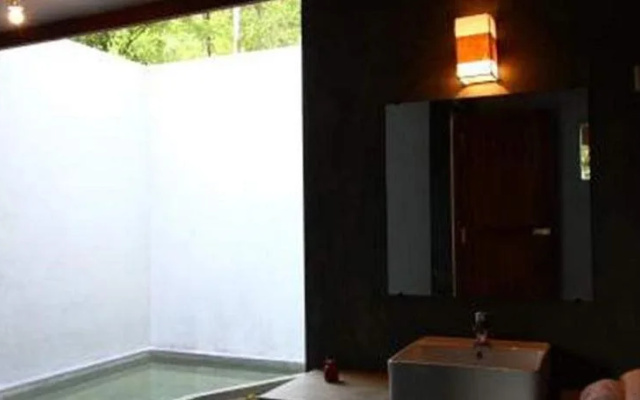 Bandura Kalawana Hotel