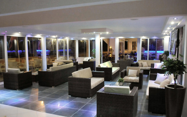 Mackenzie Beach Hotel & Apartments