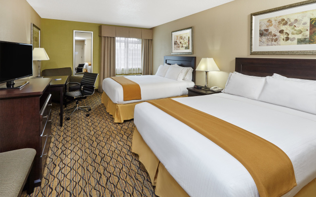 Holiday Inn Express & Suites Chicago-Libertyville by IHG