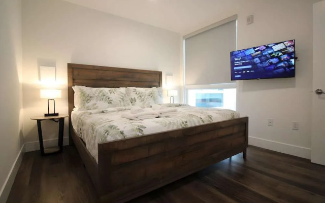 Los Angeles Deluxe Suites Free Parking