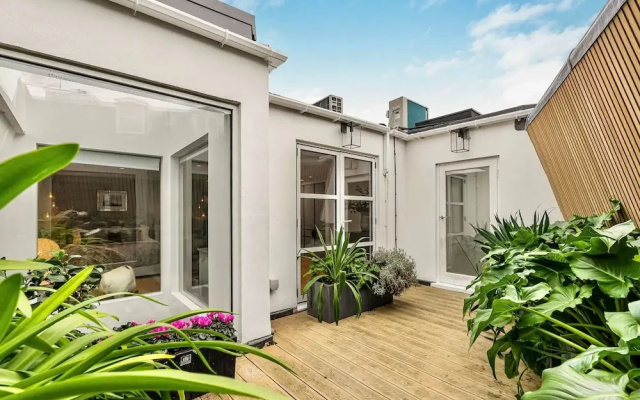Luxury 3BR Mews Home w Courtyard AC Terrace