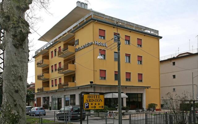 Hotel Ariston вид на фасад