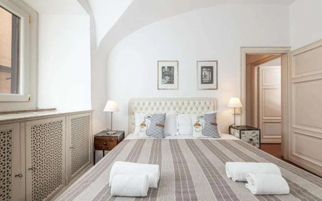 Diana in Pantheon Apartment