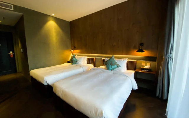 HH Hotel and Skybar