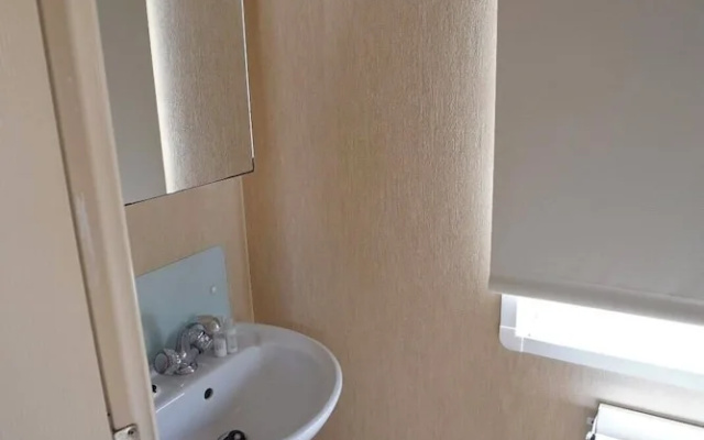 Caravan - Sleeps 8 - Pets Ok - Parking - Site Pool