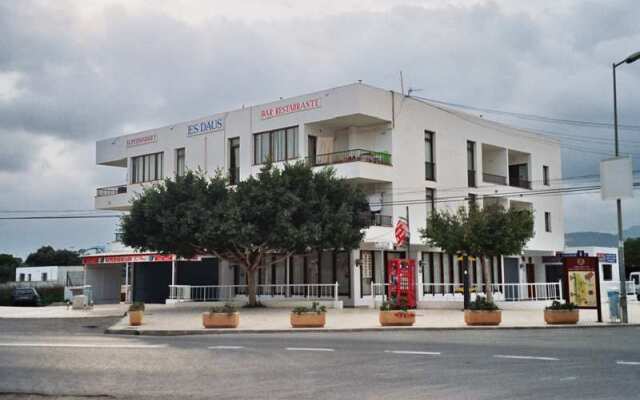 Отель Apartamentos Turísticos Es Daus вид на фасад