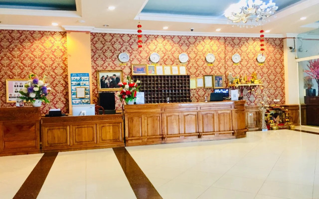 Roung Nakhon Vang Vieng Palace