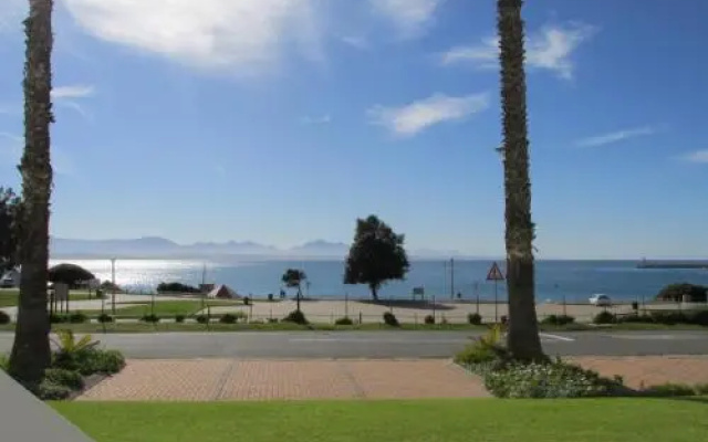 Point Village Accommodation - Santos 7