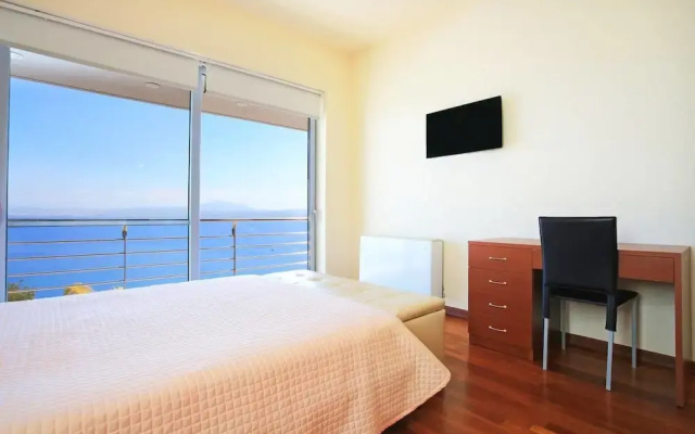 Seafront home 4' walk to private beach