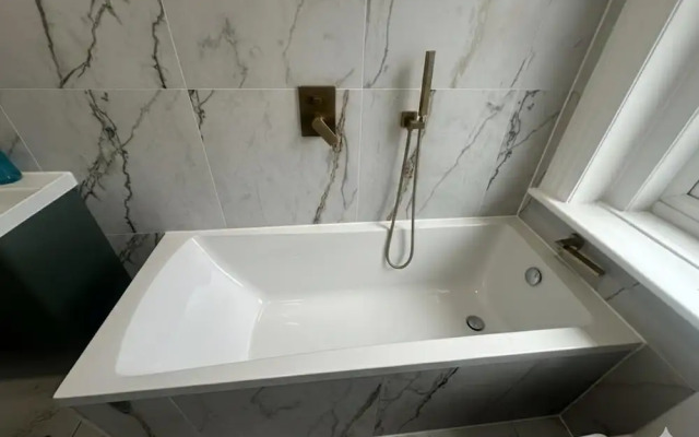Dippen Hall Signature Apartment - Minutes From LGW