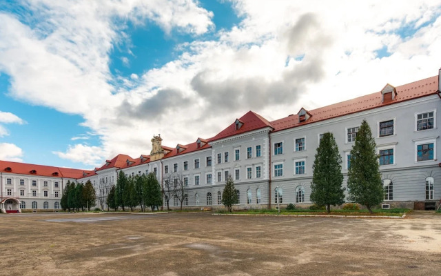 Deluxe Hotel