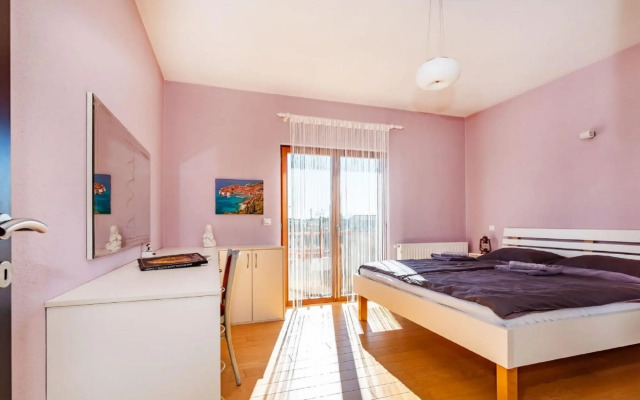 Delightful Apartment in Radovin With Garden