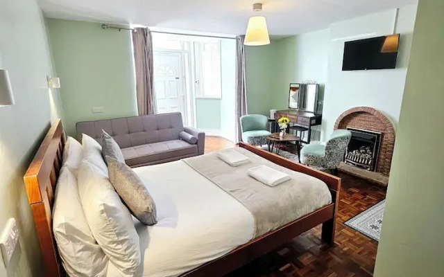 Basement 2 Bed Appartment with EVCharger