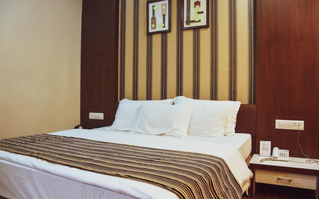 OYO Premium AB Road Bhavarkuan