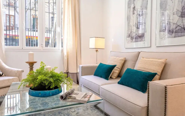 Beautiful 1 BD Apartment in the City Center Recaredo I