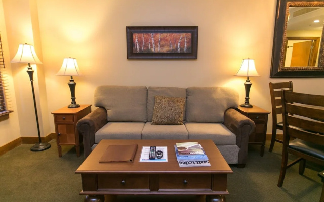 Spacious Unit Mountain Getaway with Fireplace by RedAwning