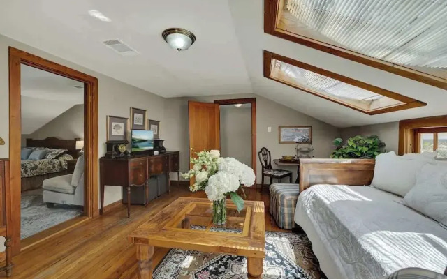 Gillespie House-2 Suites-walk to Main St!