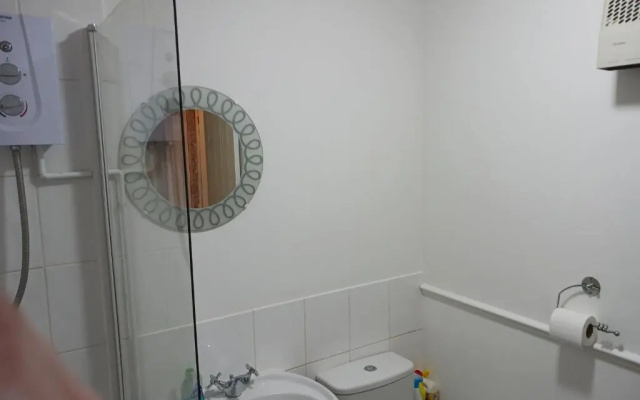 Cosy 1-bed Apartment in Swindon, Private Parking