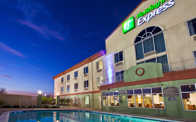 Holiday Inn Express Suites Live Oak
