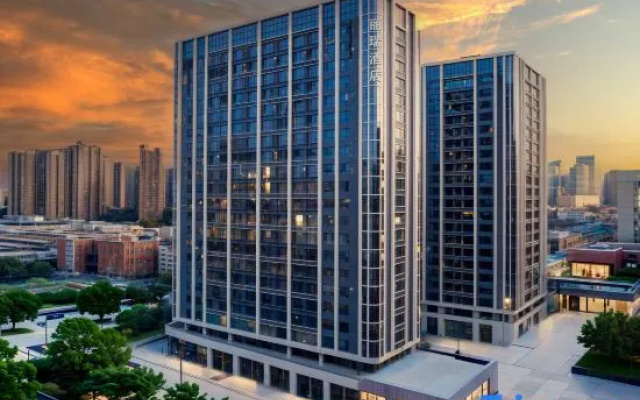 Kunming Lirui Hotel (Plateau Pearl International Trade City)