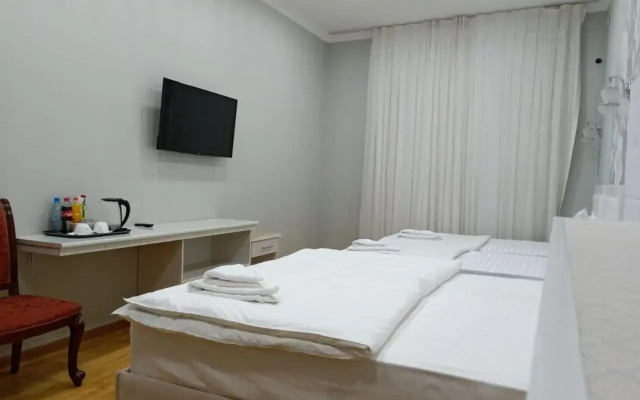 Queens 2 Hotel