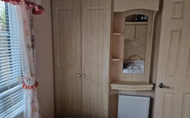 Caravan - Sleeps 4 - Pet Friendly - Parking