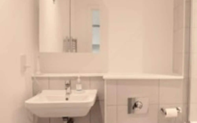 Spacious Flat In London Zone 2 With River Views