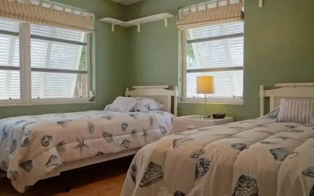 203 22nd St 2 Bedroom Home by Redawning