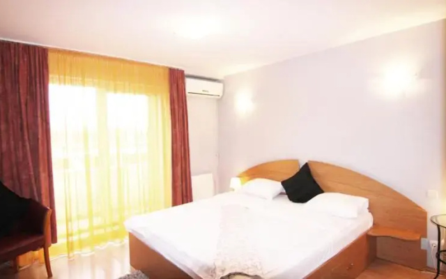 Domino 2BD Apartment UniriiI Square