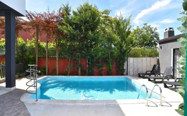 Welcoming Apartment With Shared Pool