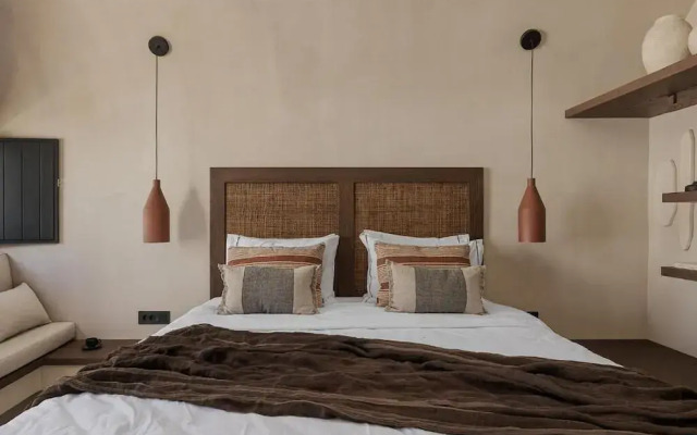 Akri Santorini with heated Jacuzzi