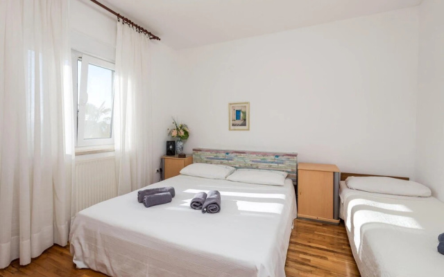 Stunning Home in Kremenici With Wifi and 2 Bedrooms