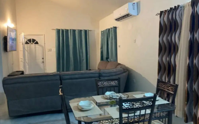 Sleeps 4 With Free Parking, 15-min to Beach