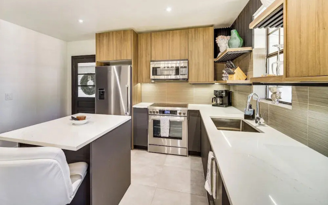1 Block to Beach & Eats: Modern Indialantic Apt