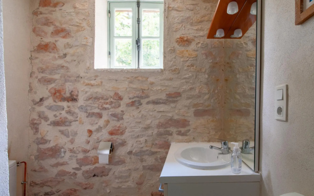 Idyllic Holiday Home in Dégagnac with Jacuzzi Near River