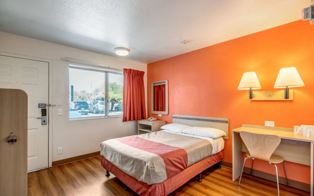 Super 8 by Wyndham Tracy