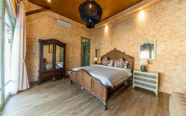 Villa Secret Estate