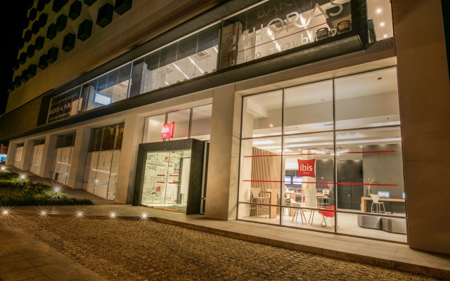 Отель ibis Cali Granada вид на фасад