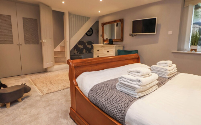Ismay Lounge Apartment- Titanic Interest