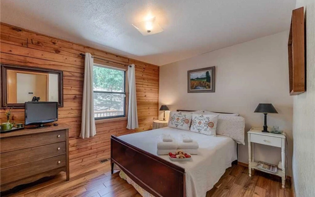 Lincoln Log Cabin - Three Bedroom Cabin with Hot Tub