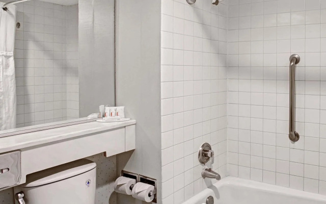 Best Western Plus Commerce Hotel