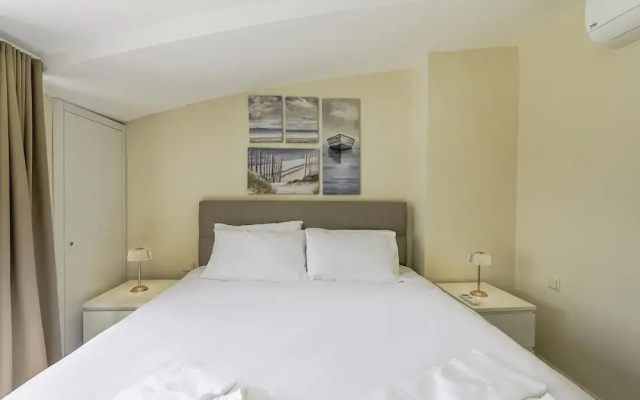 Flat w Shared Pool and Balcony 8 min to Beach